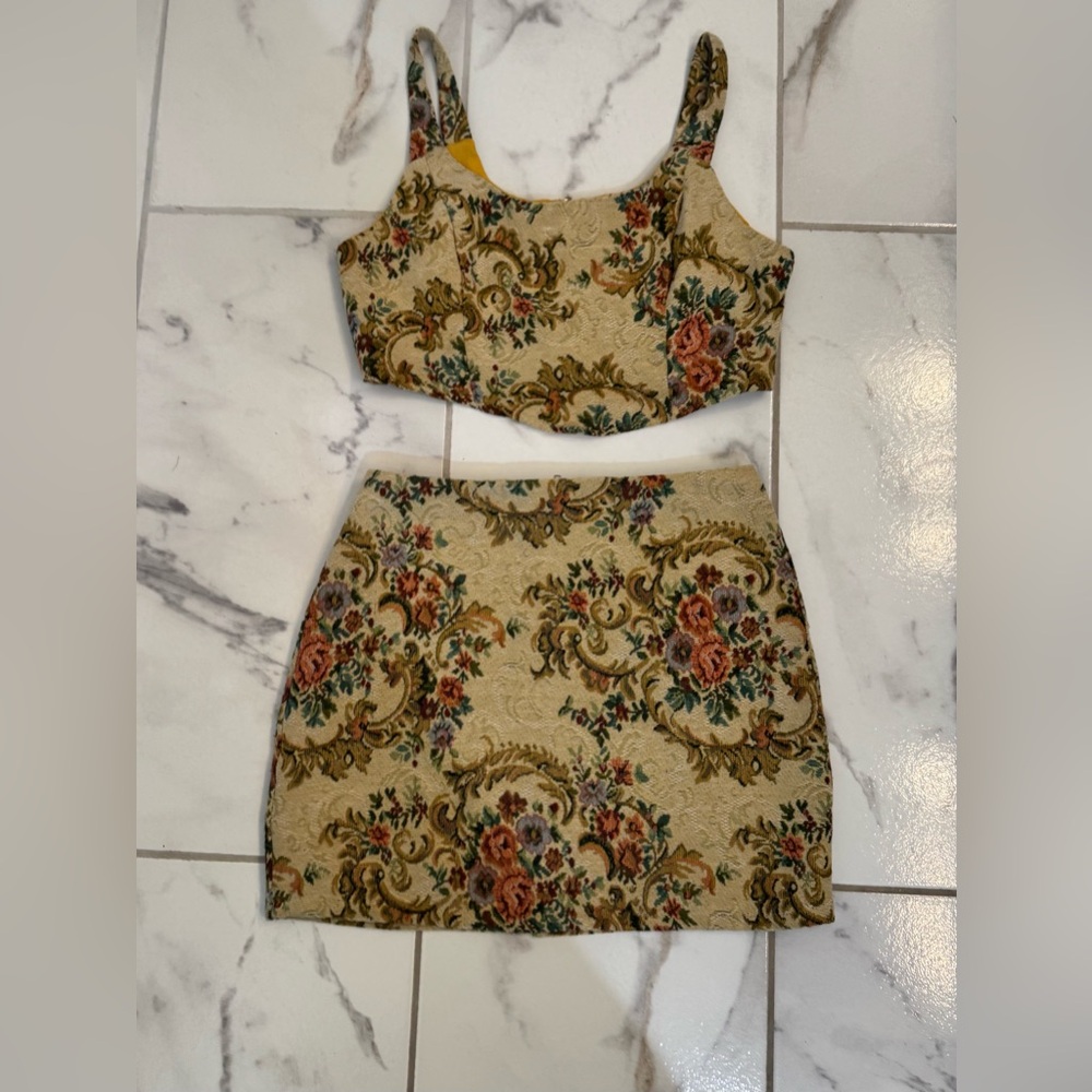 Le Lis Floral Brocade Two-Piece Crop Top & Skirt Set - Picture 2 of 7